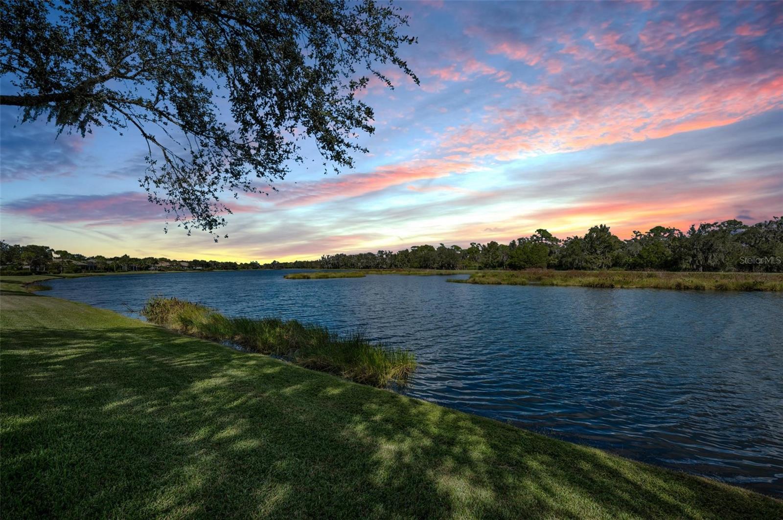 FOUNDERS CLUB - Residential