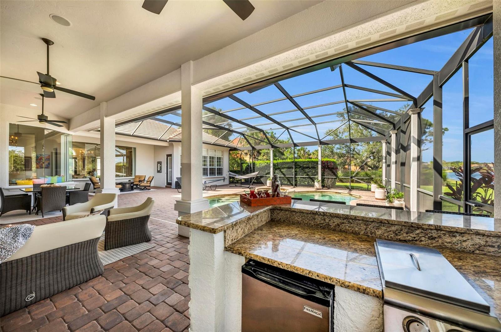 FOUNDERS CLUB - Residential