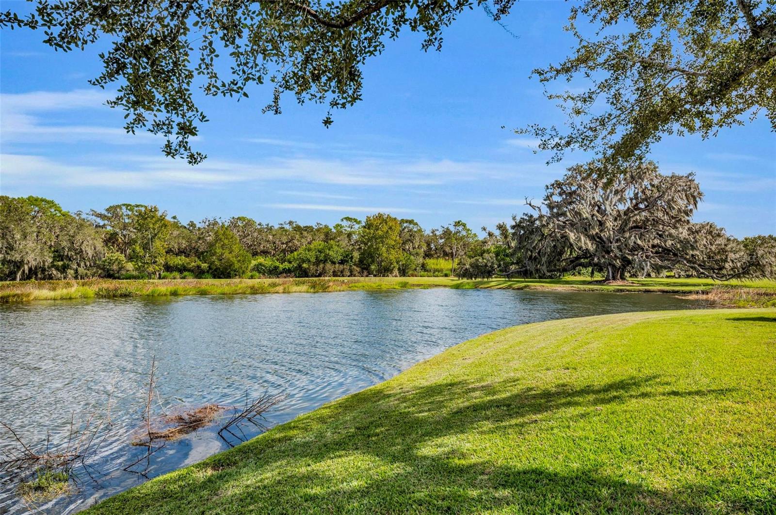 FOUNDERS CLUB - Residential