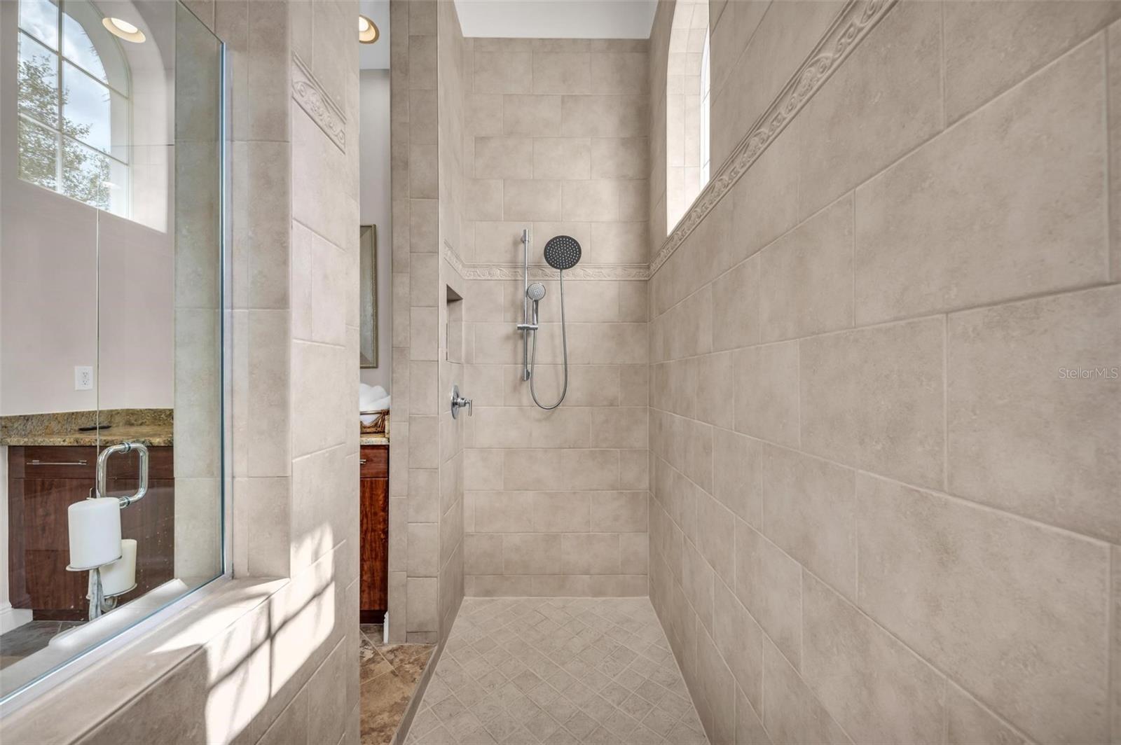 FOUNDERS CLUB - Residential