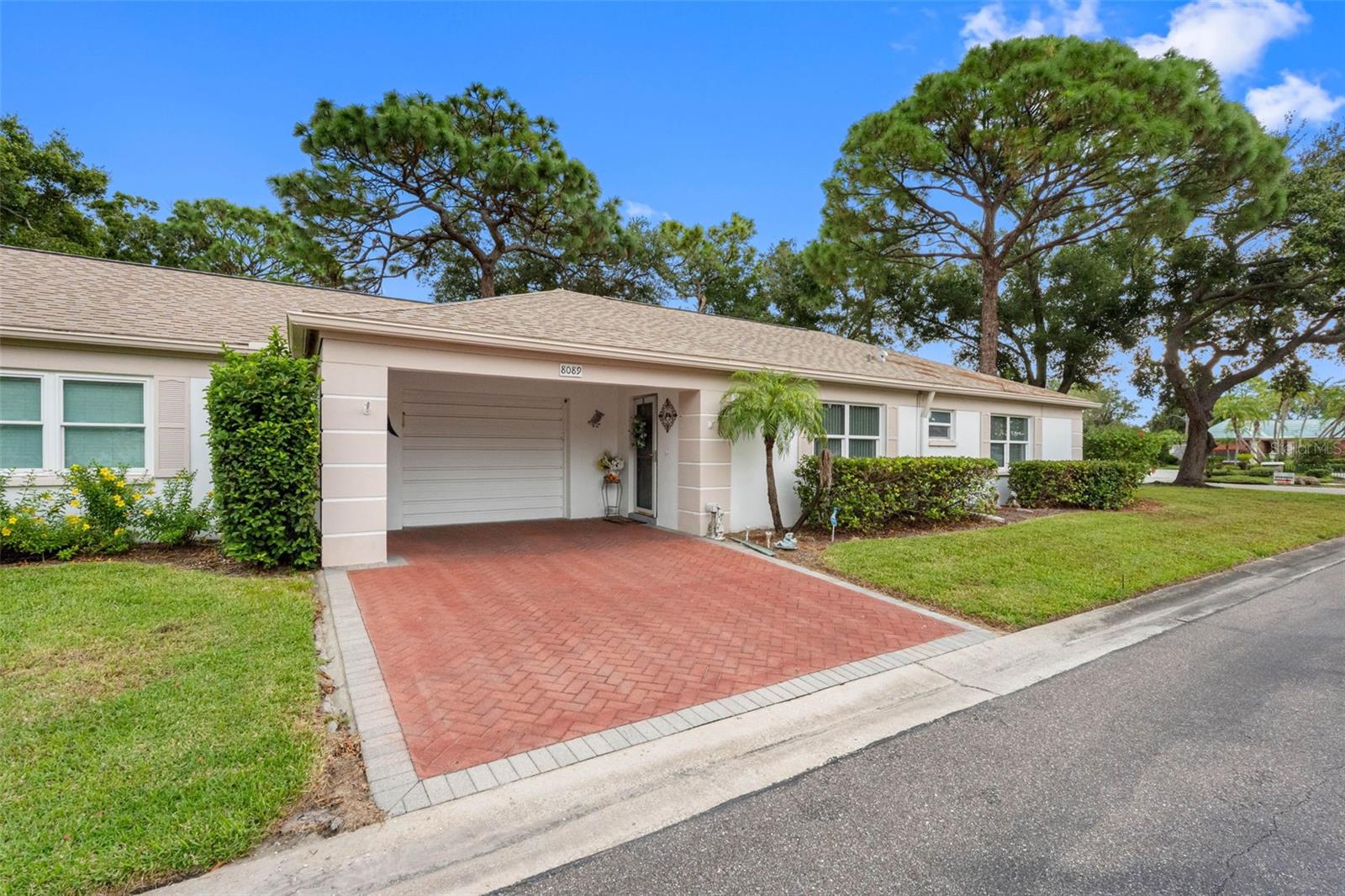 Great opportunity for a one-story condominium villa in desirable Chateaux de Bardmoor! This residence has a unique floor plan providing both privacy and openness. This villa's floor plan is open with plenty of light emanating from the windows in the living room and family room areas. The location of Chateaux de Bardmoor is ideal, with quick access to the white, sandy beaches of the Gulf of Mexico. Downtown St. Petersburg, known for its pro sports teams, museums, gourmet restaurants, and Tampa International Airport, is both within 30 minutes away. The Bardmoor/Bayou Country Club provides golf, tennis, pickleball, as well as fitness and dining to its members. Set up with easy access for showing and previewing this “all one level” villa-style residence.