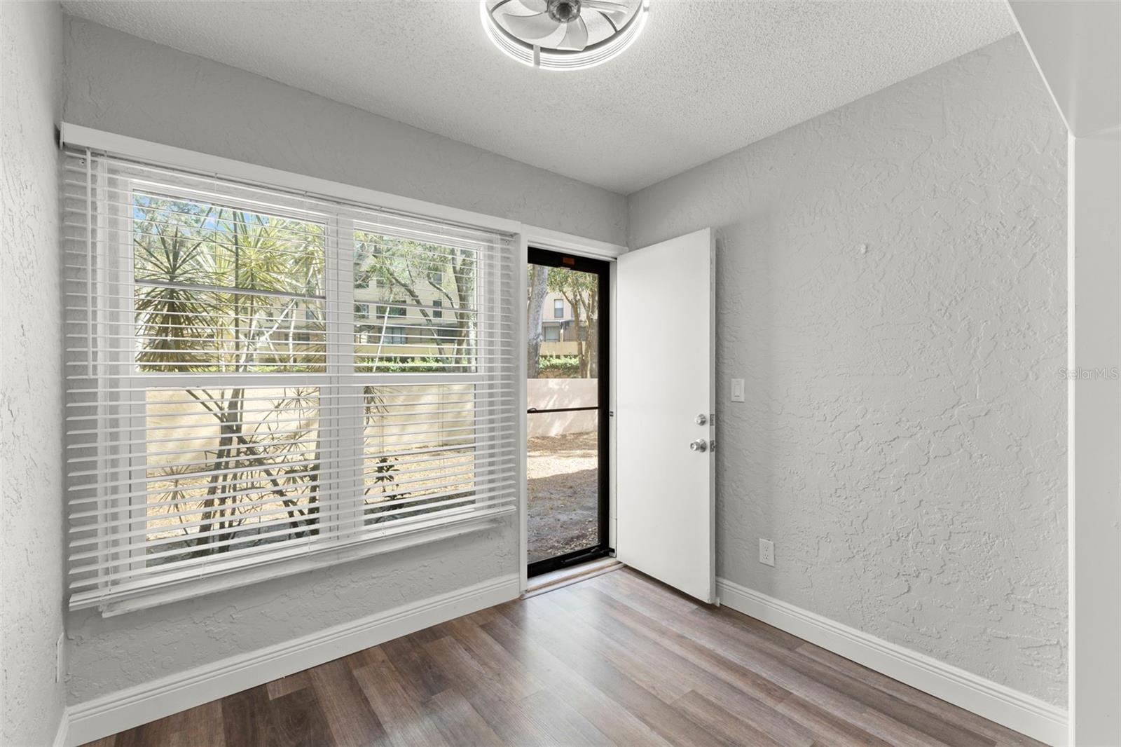 IMPERIAL OAKS CONDO - Residential