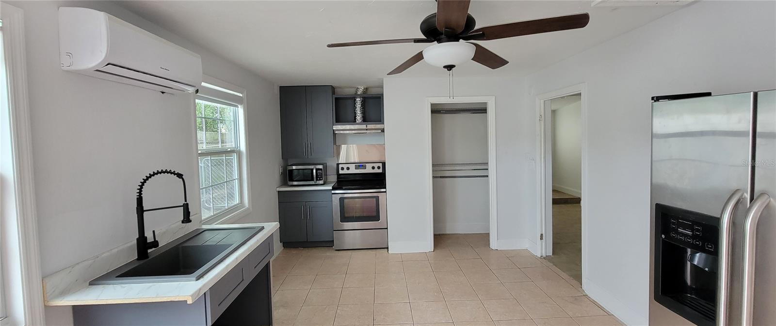 TROPICAL PINES - Residential Lease