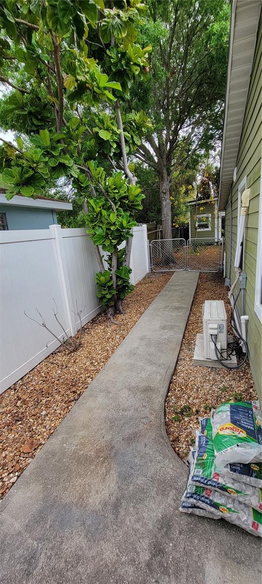 TROPICAL PINES - Residential Lease