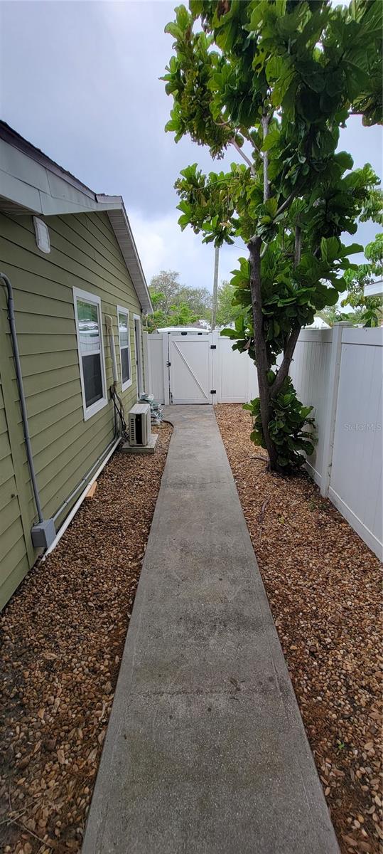 TROPICAL PINES - Residential Lease