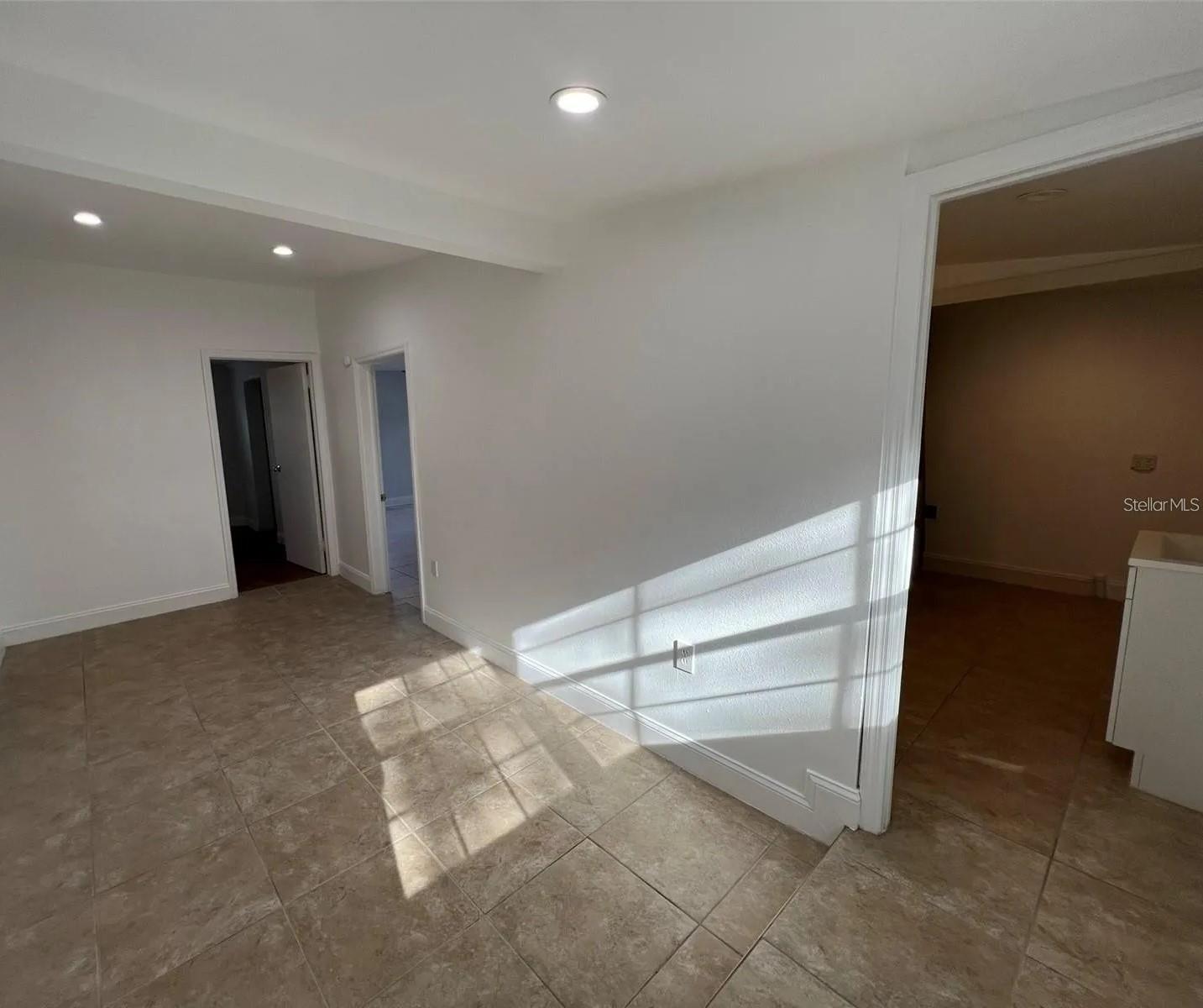 TROPICAL PINES - Residential Lease