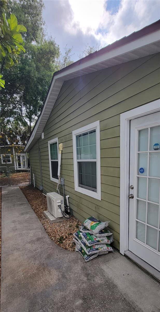 TROPICAL PINES - Residential Lease