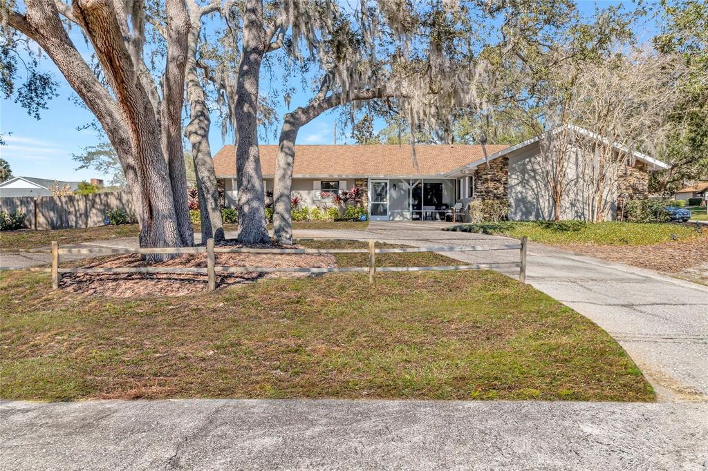 Photo of 33301 Coventry Drive, Leesburg, FL 34788 (MLS # O6377794)
