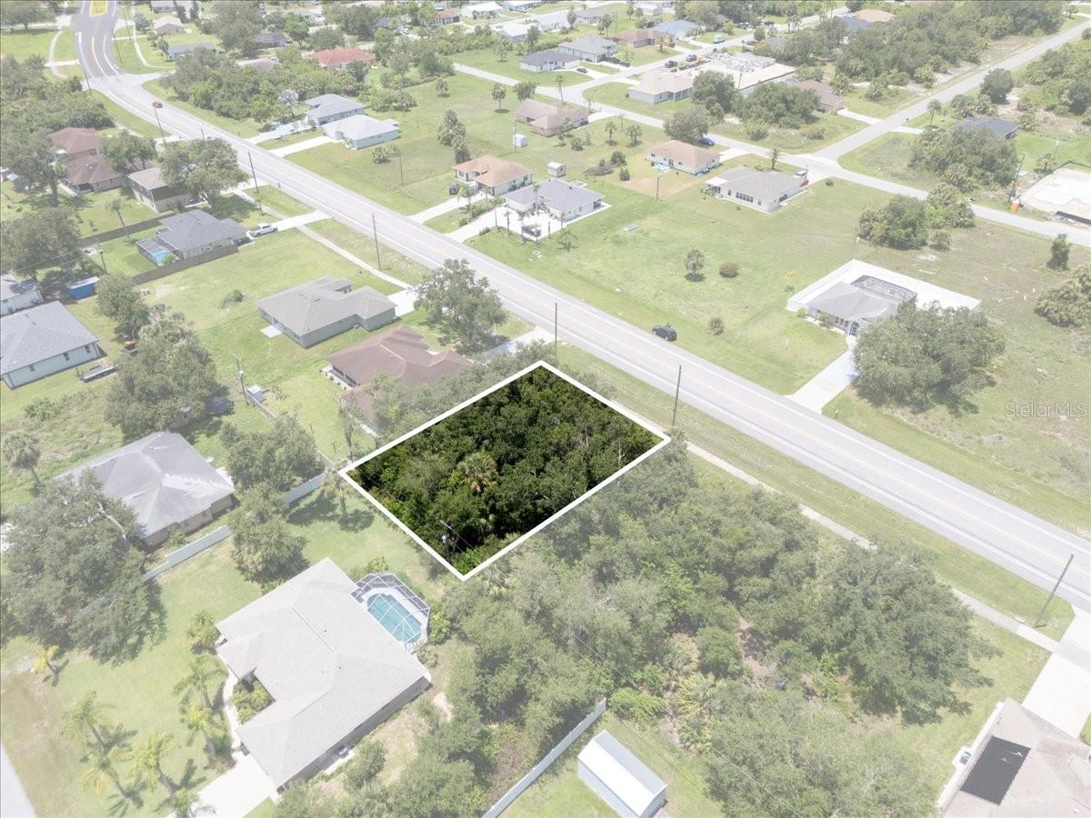 Prime location - just 10 minutes from Wellen Park Downtown and Atlanta Braves Spring Training Stadium. - Only 25 minutes to multiple Gulf beaches. Easy access to local amenities, schools, parks, and I-75—perfect for travel to Sarasota or Fort Myers. Located in an X flood zone, no flood insurance is required.