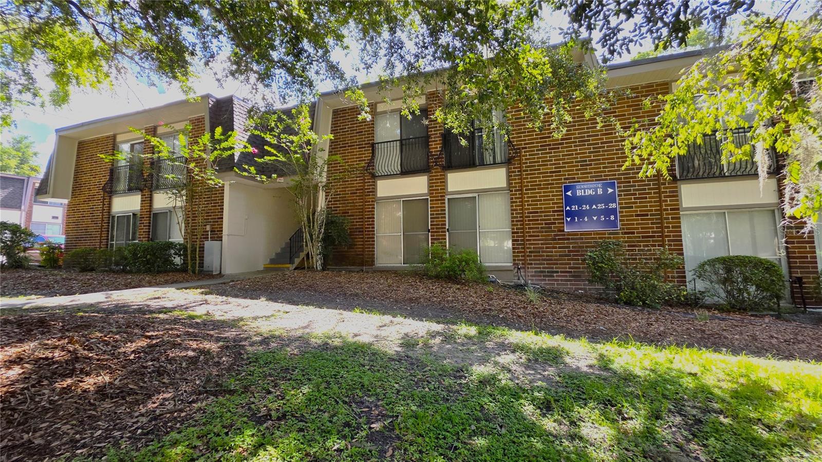 1 bedroom, 1 bathroom condo in Summit House Condominium. It is located across UF Health, Dental School, VA and Shands. It is located in the upper floor with laminate flooring throughout. Dishwasher, natural gas range, walk-in shower, built-in microwave. The community offers laundry facilities.