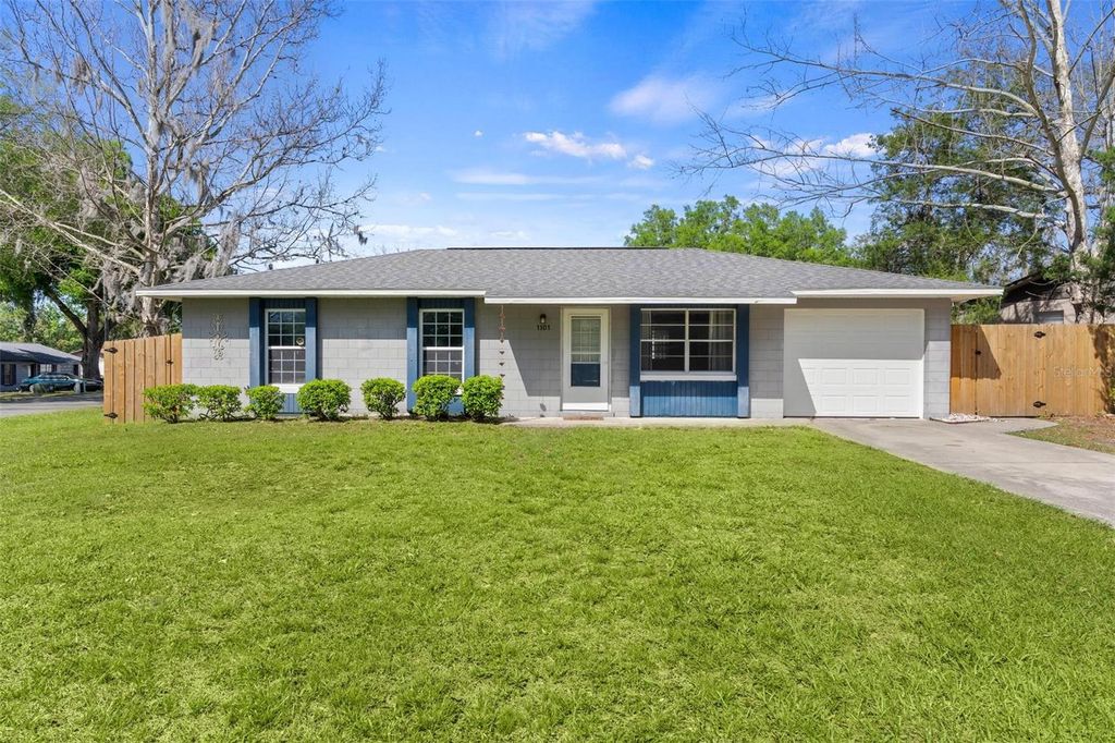 Photo of 1101 Spruce Court, Tavares, FL 32778 (MLS # G5110166)