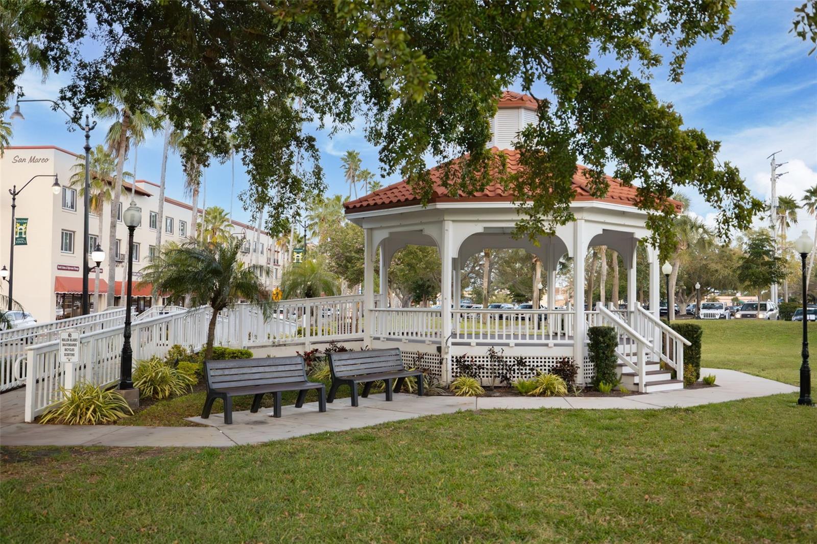 VENICE GARDENS - Residential Lease