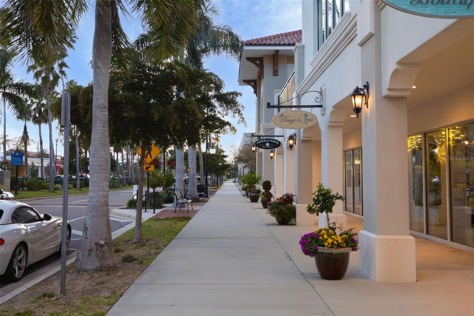VENICE GARDENS - Residential Lease
