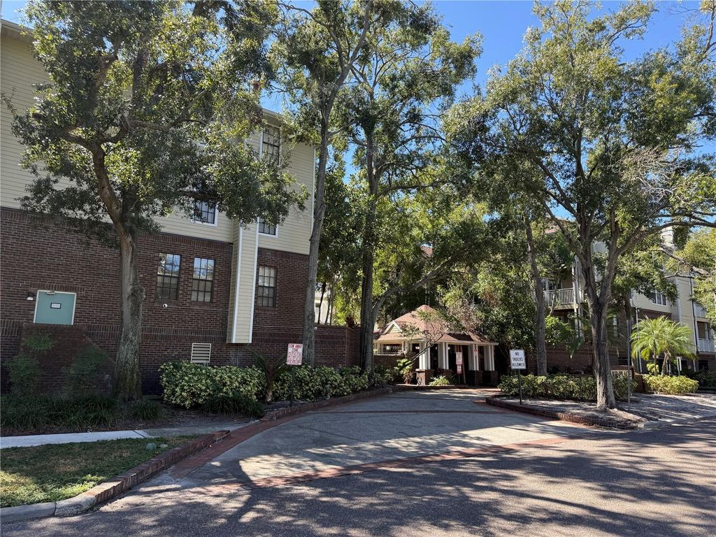 Photo of 1000 W Horatio Street #215, Tampa, FL 33606 (MLS # TB8429394)