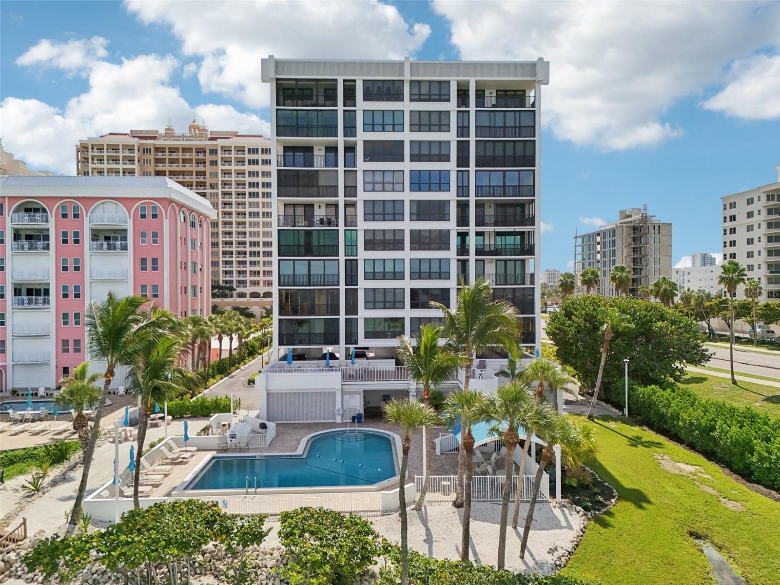 SUNSET TOWERS - Residential