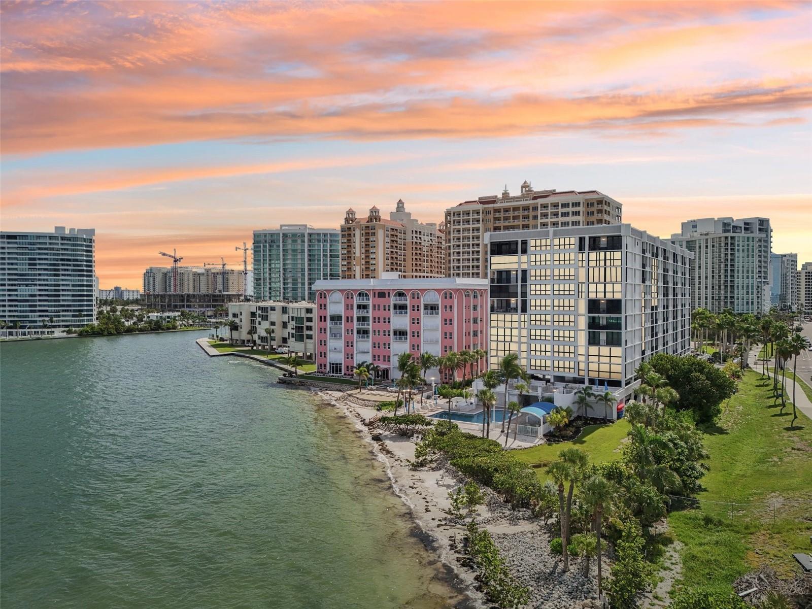 SUNSET TOWERS - Residential