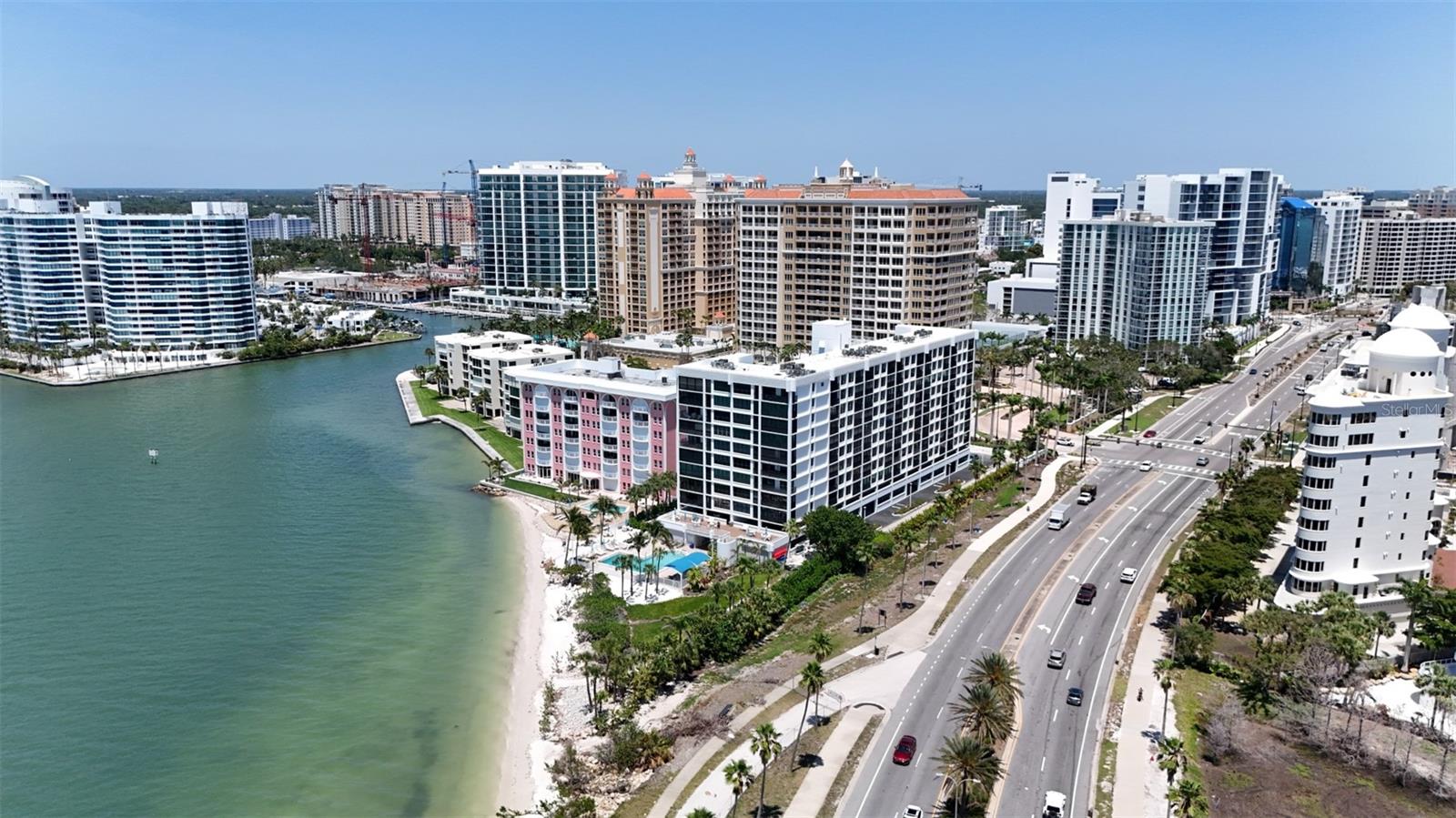 SUNSET TOWERS - Residential