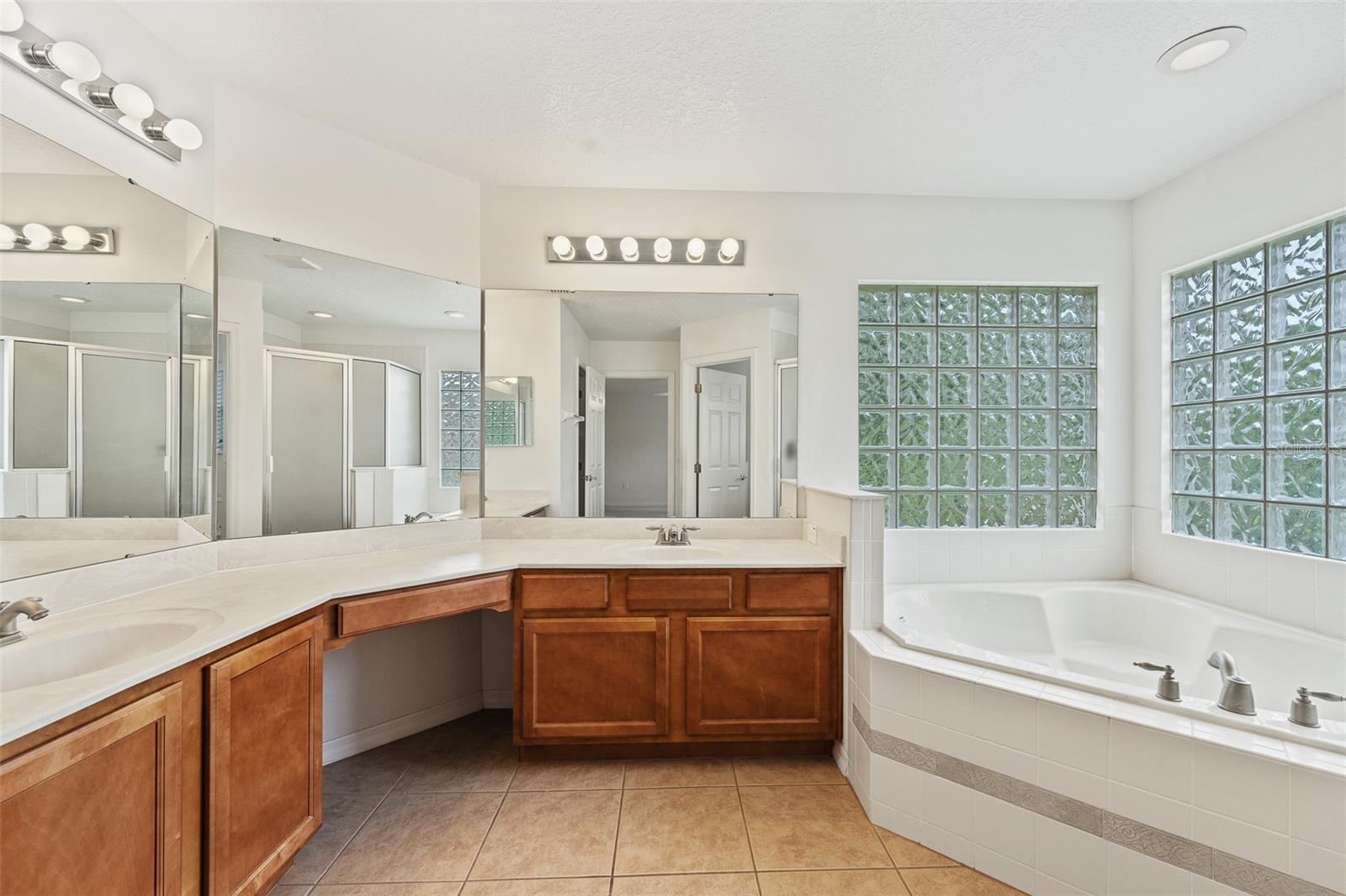 WATERS EDGE/LK NONA - Residential