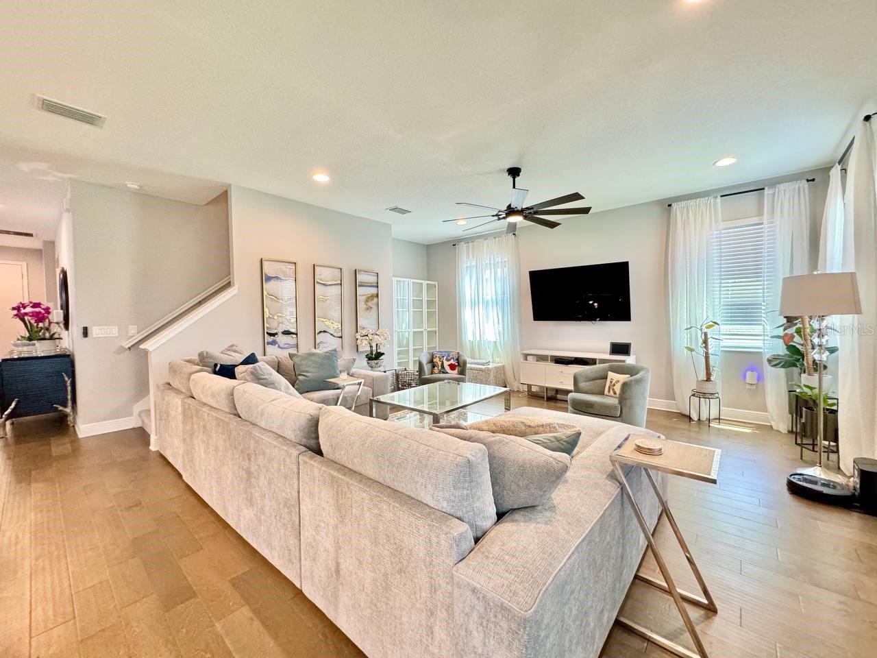 SUBURB ROYAL - Residential Lease