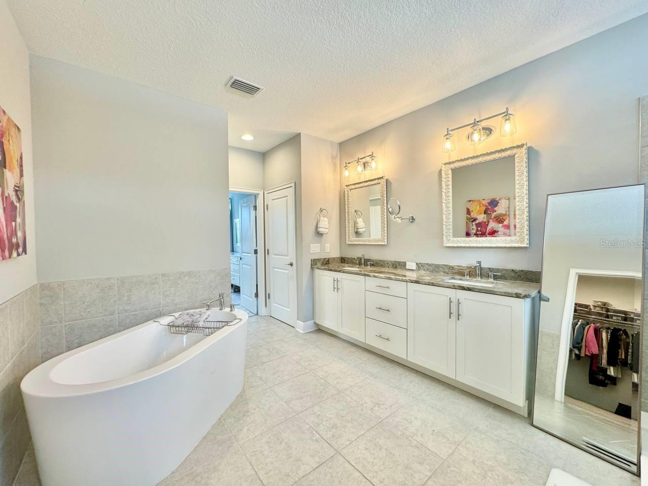 SUBURB ROYAL - Residential Lease