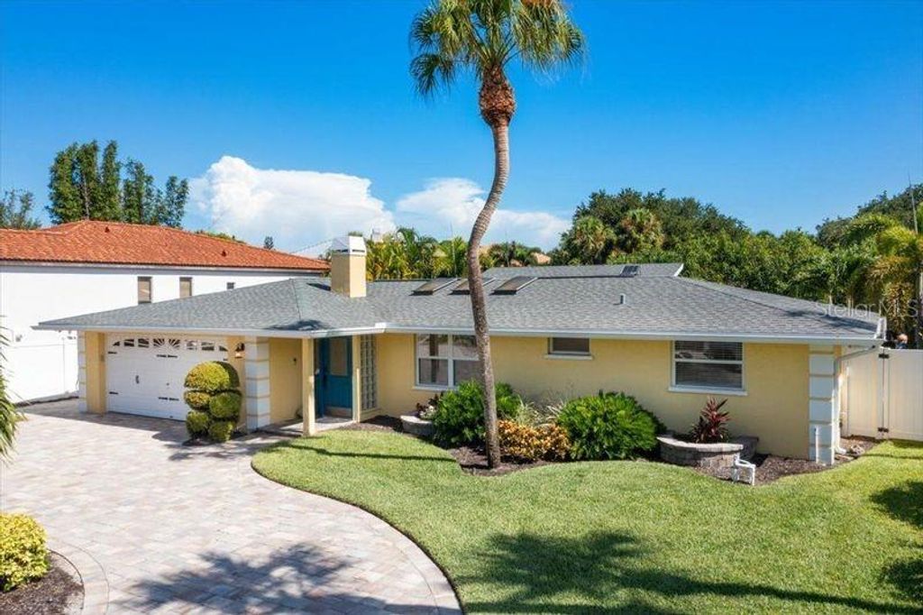Photo of 339 Avenida De Paradisio, Sarasota, FL 34242 (MLS # A4621425)