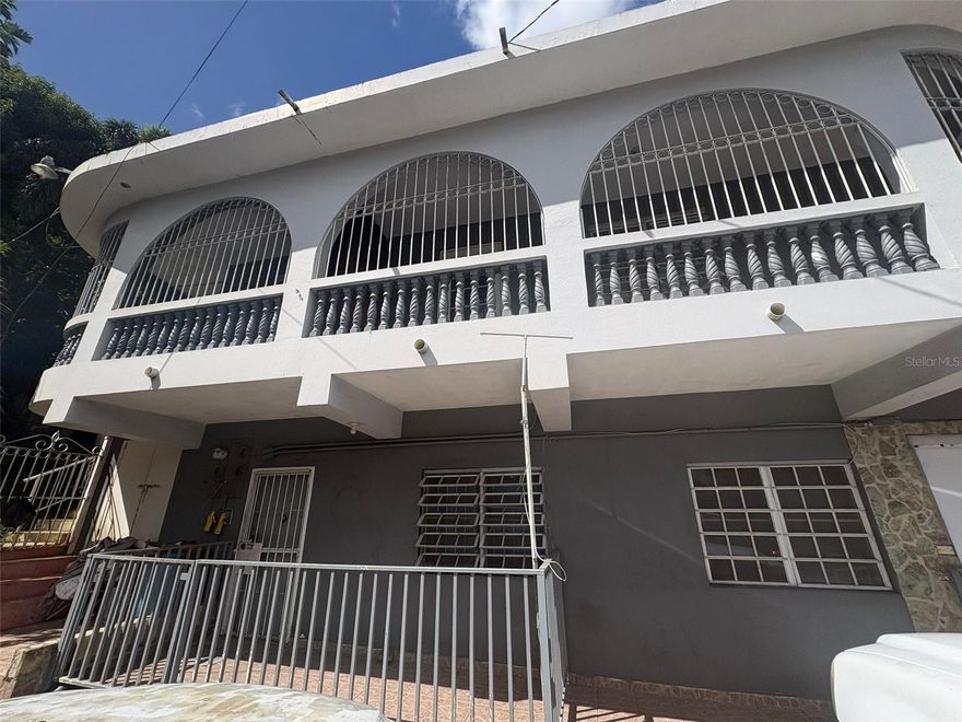 FOR SALE – INVESTMENT OPPORTUNITY | 4 APARTMENTS FOR SALE
Tallaboa Alta Neighborhood, Peñuelas
This is an excellent opportunity for investors seeking a property with active income and strong potential for future rent increases. Located in the Tallaboa Alta neighborhood of Peñuelas, this multi-unit property consists of four apartments and offers immediate cash flow, making it ideal for both seasoned and new investors looking to expand their portfolio. The property is equipped with a septic tank system and includes water and electricity meters, with one utility included. Its layout and scale make it a manageable investment, while still providing the upside of increased rental income over time. Whether you are looking for steady returns or long-term appreciation, this property presents a solid investment in a growing rental market.