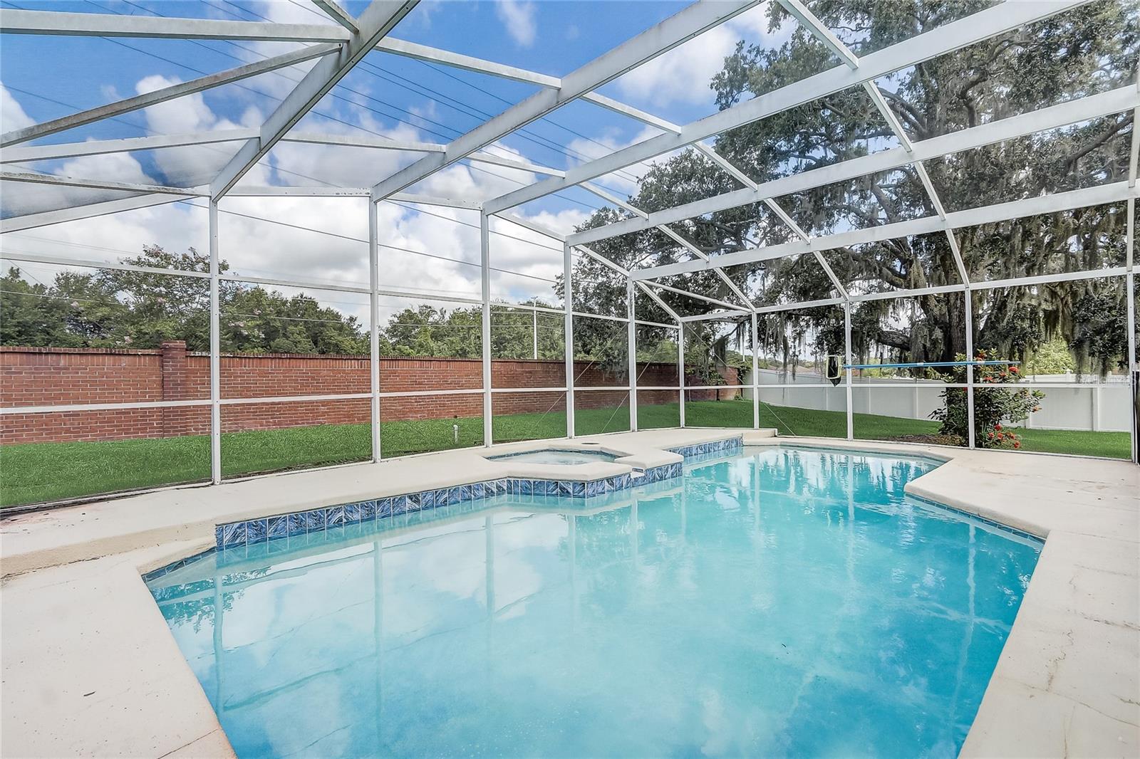 2800 WOODSMERE COURT