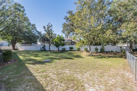 A home in WINTER HAVEN