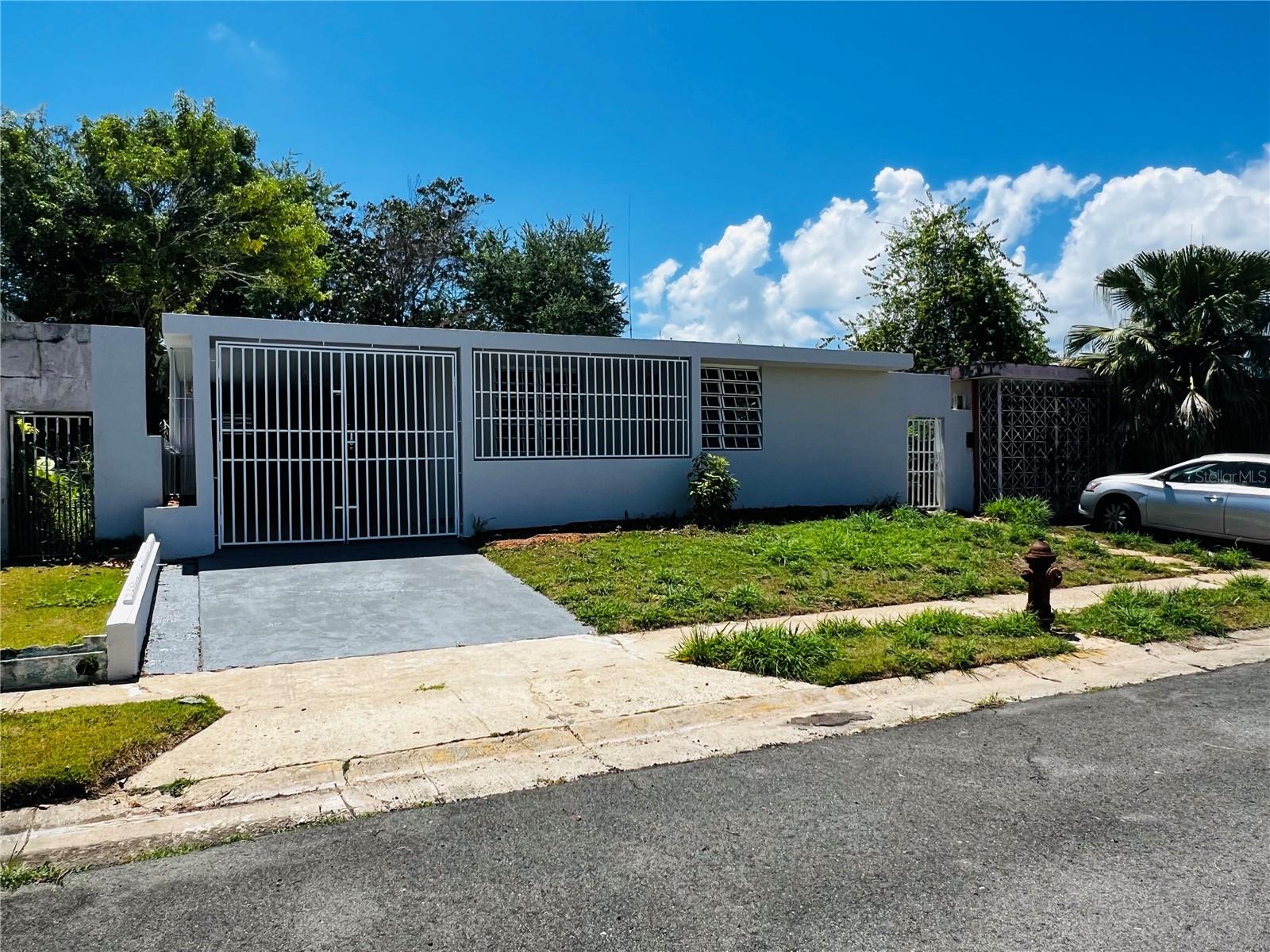 Welcome to this spacious single-story home located in the sought-after University Gardens neighborhood in Arecibo, Puerto Rico. With approximately 1,350 square feet of living space on a 338 m² lot, this property features 4 bedrooms and 3 full bathrooms, offering a comfortable layout for family living.
Enjoy a remodeled kitchen, great natural light, and well-proportioned common areas. The home also includes a carport for 2 vehicles and an additional flex space that can easily be used as a home office, gym, or family room.
Conveniently located just minutes from Expressway 52, and close to universities, shops, and daily amenities.
Don’t miss this great opportunity to own a well-located home with versatile living space!