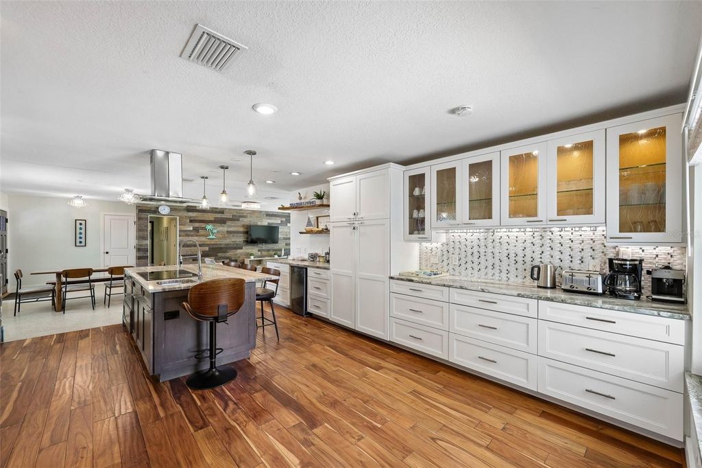 Photo of 322 Suwanee Avenue, Sarasota, FL 34243 (MLS # A4694668)