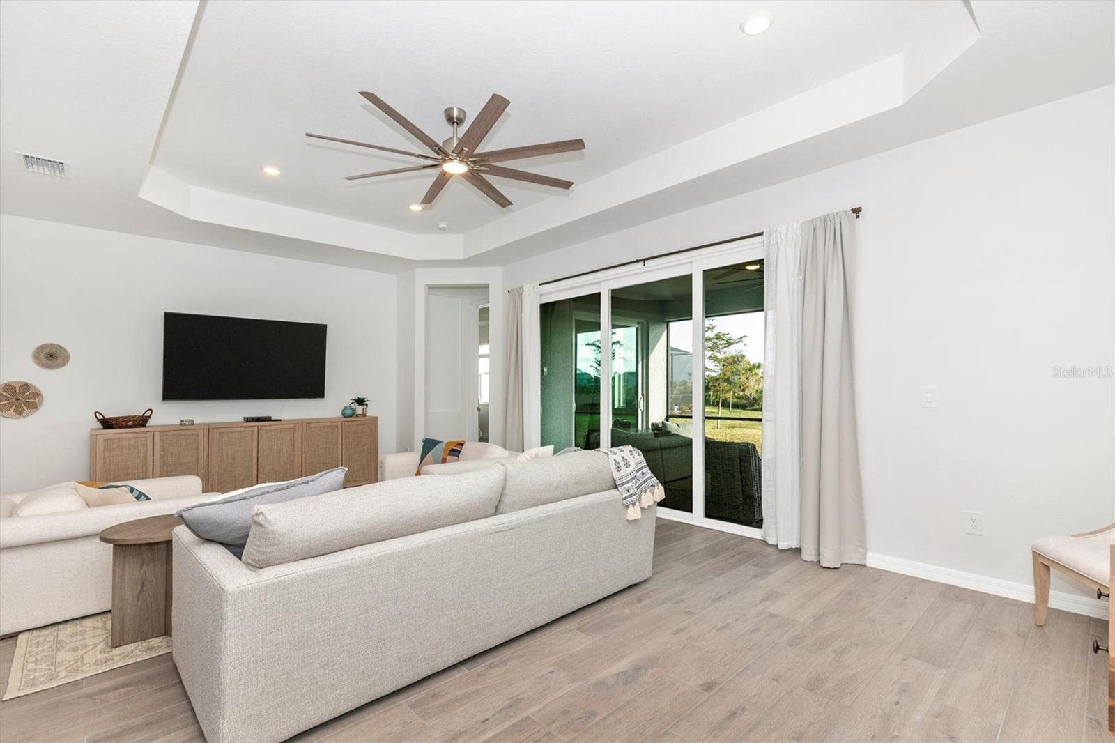 WELLEN PARK GOLF & COUNTRY CLUB - Residential Lease