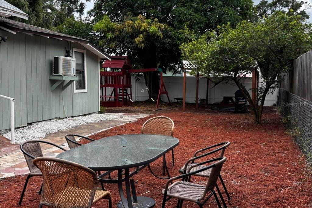 POS SUB OF LT 11 BLK N - Residential