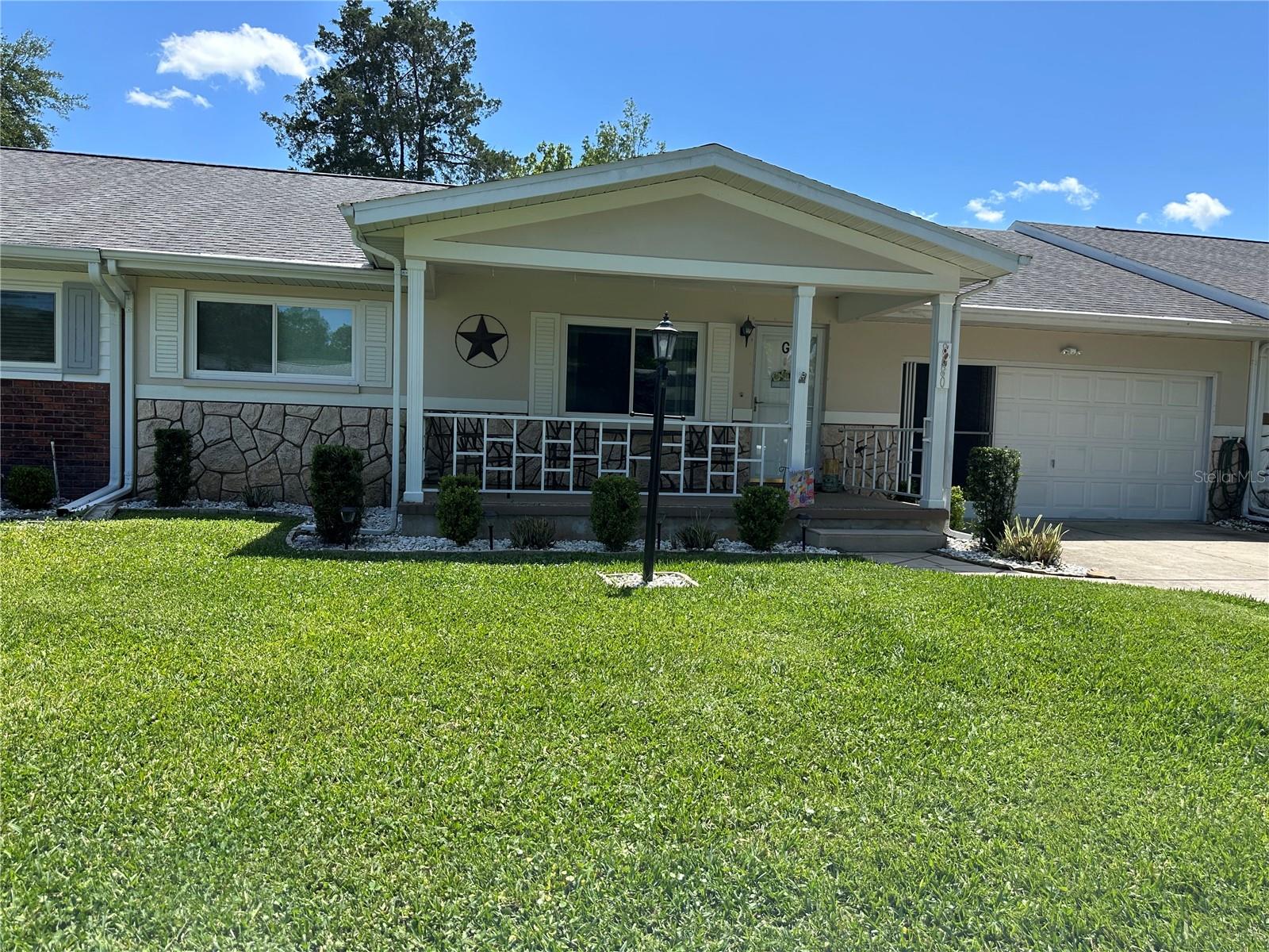 Fully furnished villa for rent in On Top of the World. 6 month and 1 week or 1 year lease. If you are looking for a resort community, come take a look. Conveniently located near restaurants, doctors, hospitals, etc.
