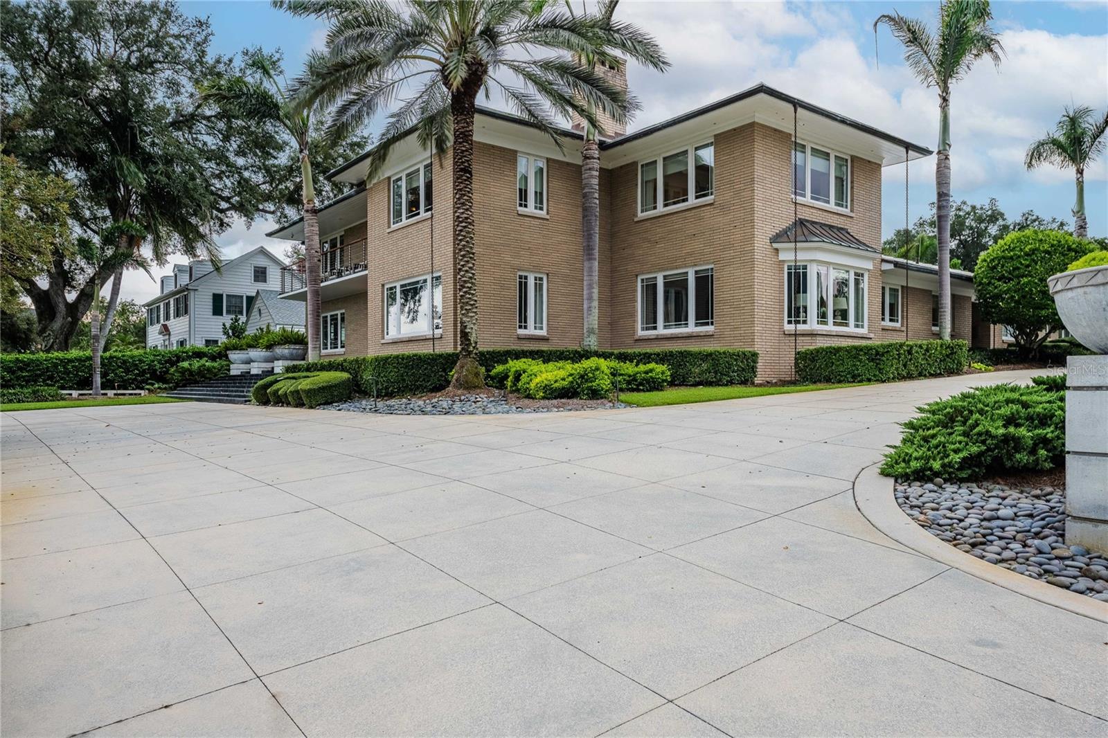 995 LAKE HOLLINGSWORTH DRIVE
