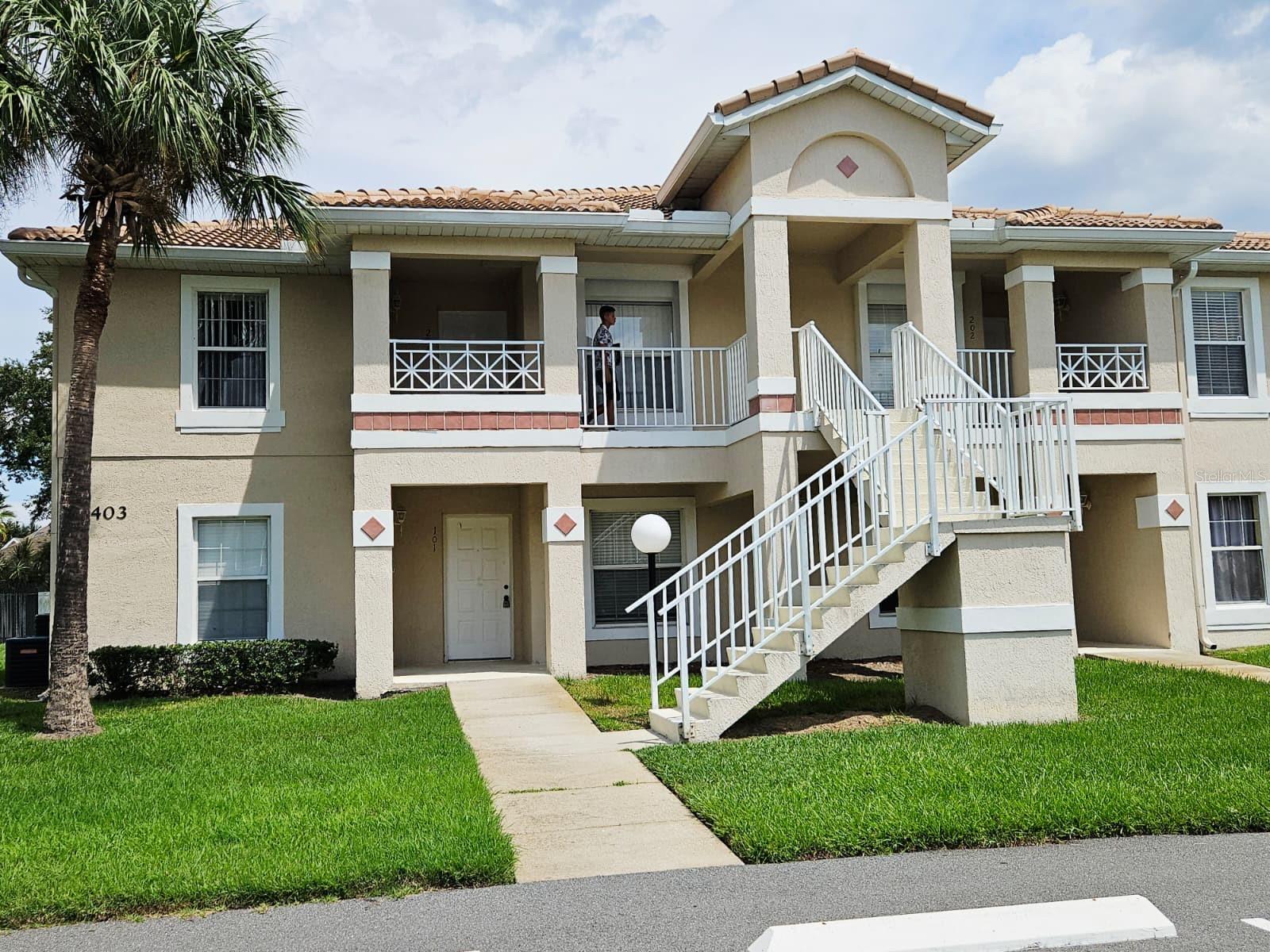 Unbeatable location! This charming second-floor condo offers a kitchen equipped with stainless steel appliances, wood cabinetry, and granite countertops. Its ceramic and laminate flooring throughout (no carpet!) provides elegance and easy maintenance, while ceiling fans provide freshness and comfort. Enjoy a cozy terrace overlooking the tranquility of the private, gated community, complete with a community pool. Its location is highly convenient, with quick access to SR-417, close to shopping centers, Lake Nona Medical City, Orlando International Airport, shops, restaurants, and the city's main attractions.