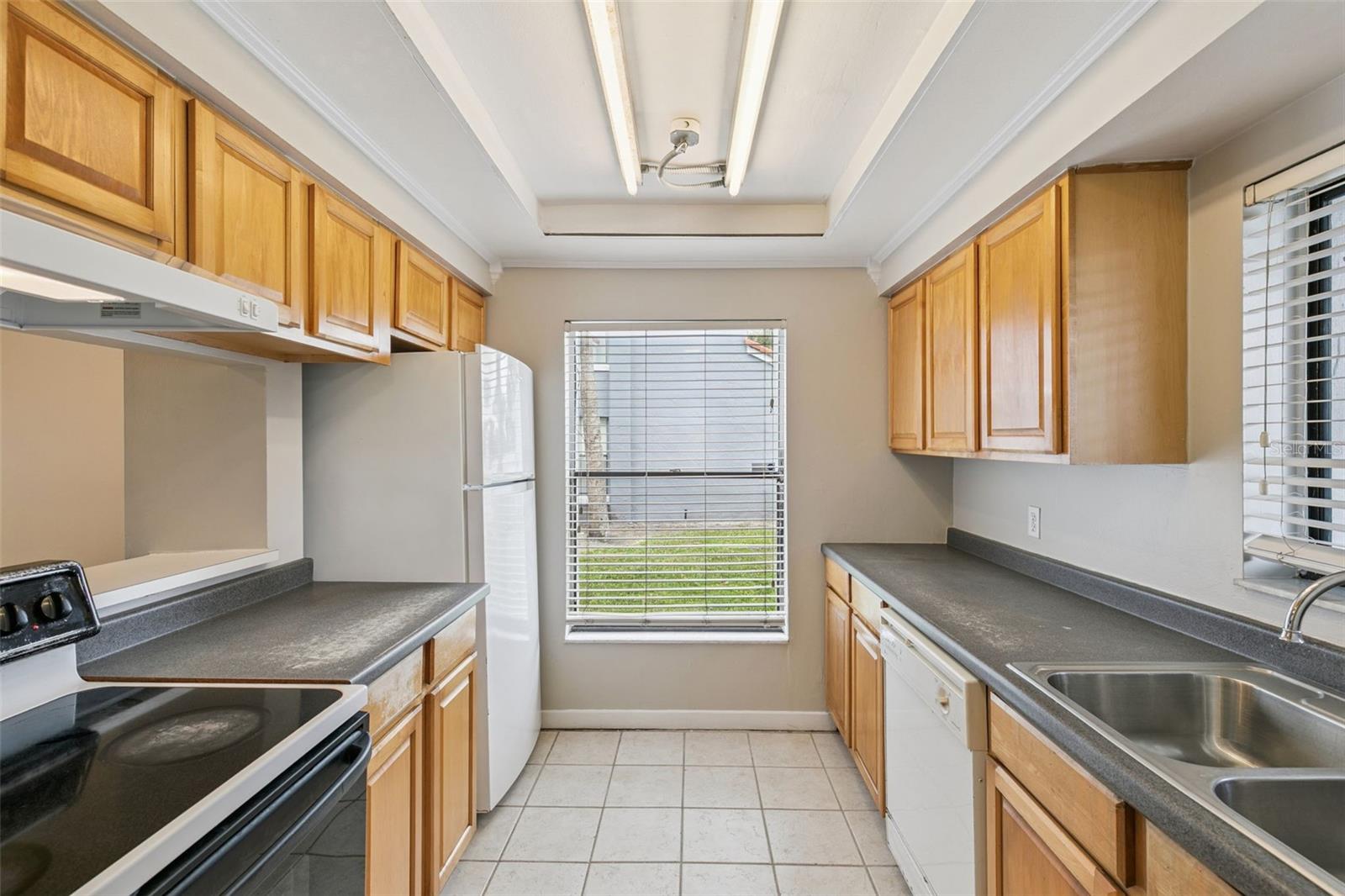TOWNES SOUTHGATE CONDO TOWNE 07 - Residential