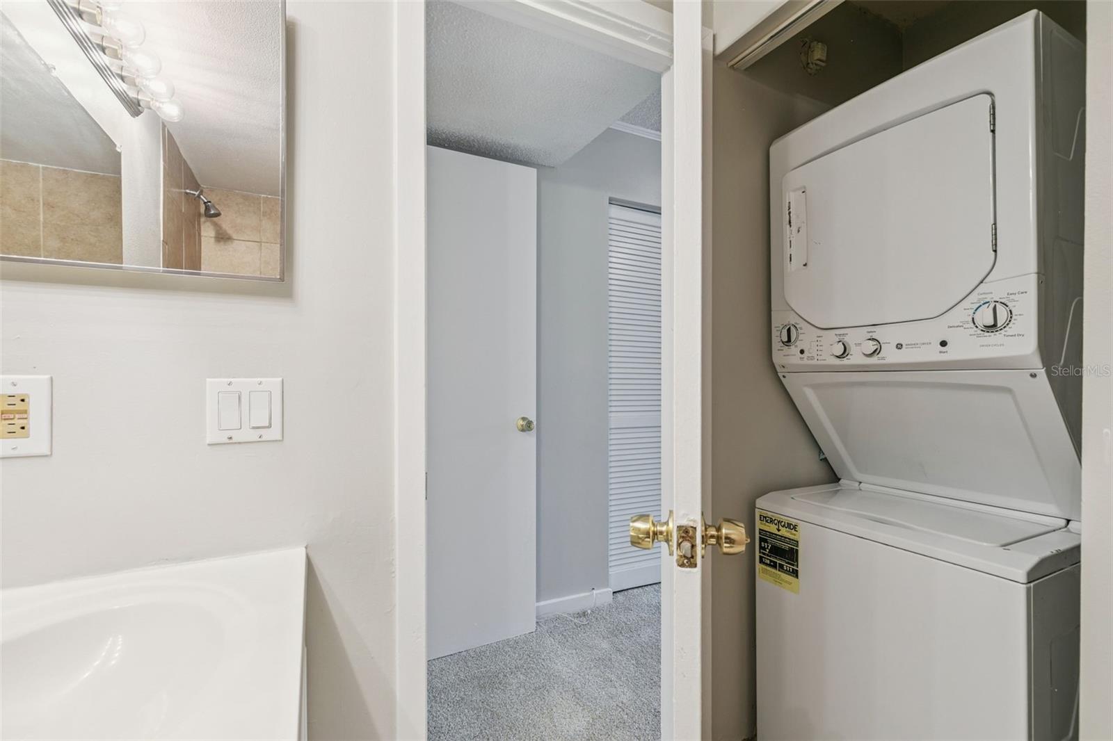 TOWNES SOUTHGATE CONDO TOWNE 07 - Residential