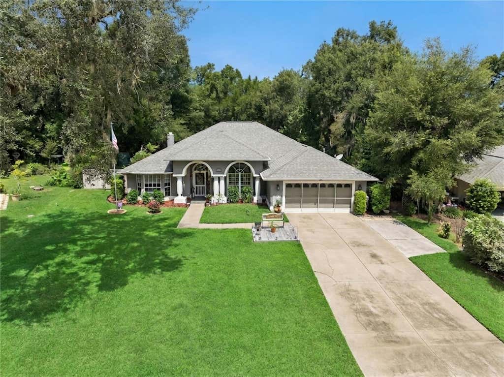 Photo of 33440 Lake Bend Circle, Leesburg, FL 34788 (MLS # G5116619)