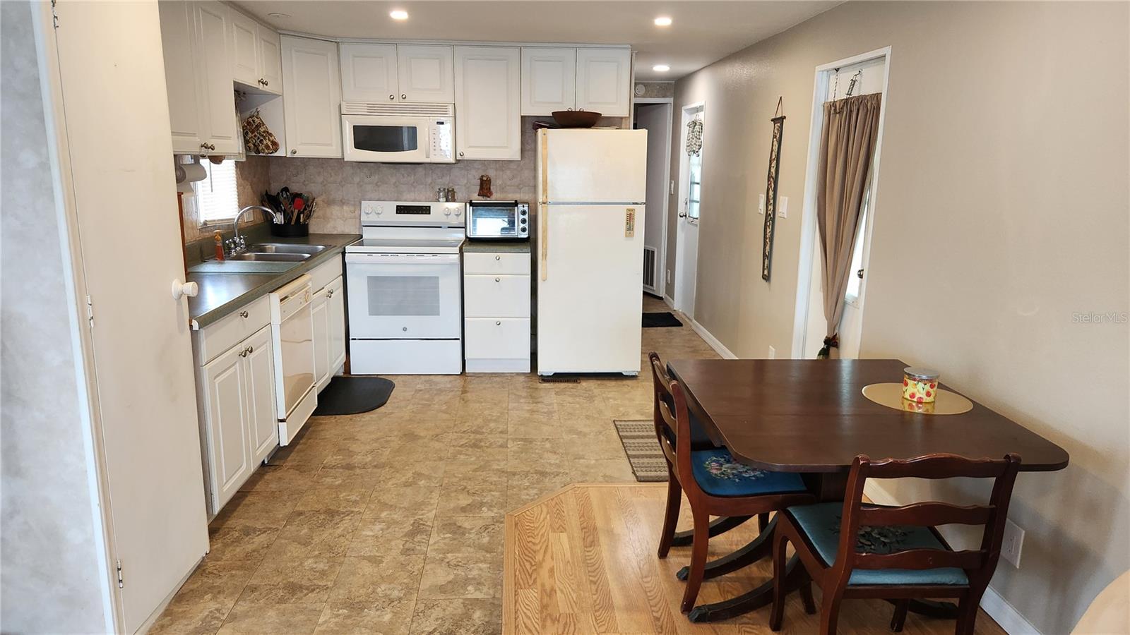OAKWOOD MANOR - Residential