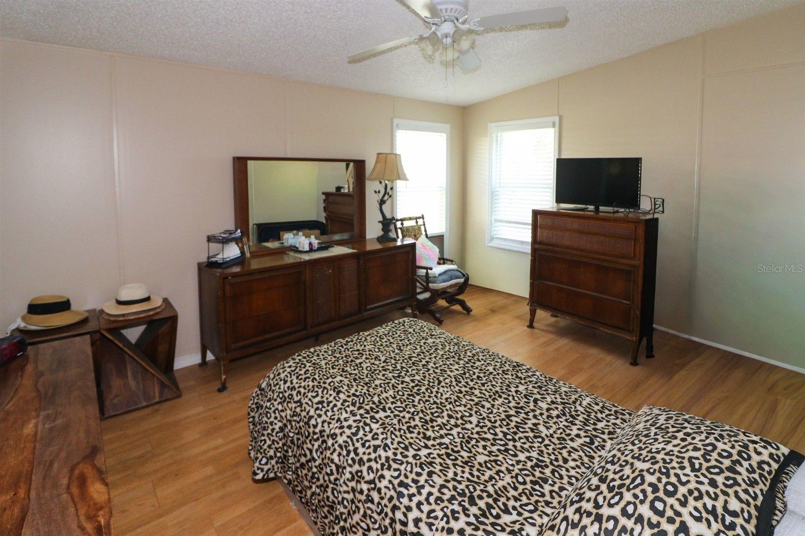 EMERALD LAKES - Residential