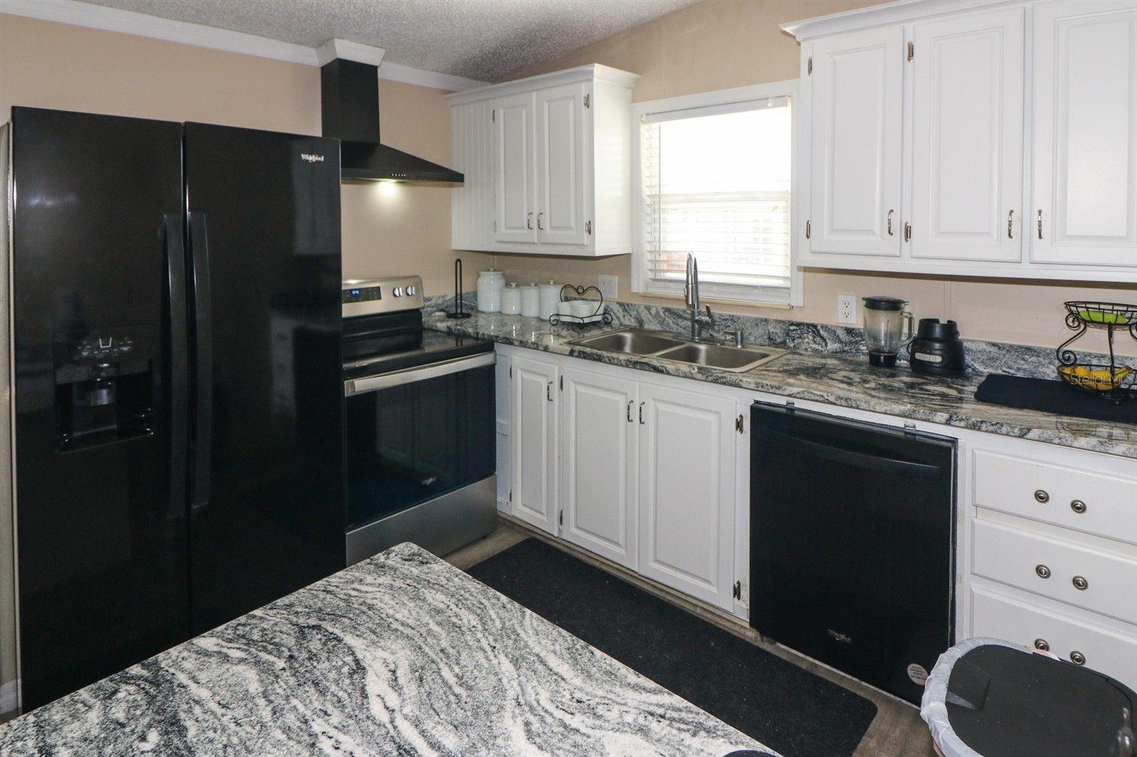 EMERALD LAKES - Residential