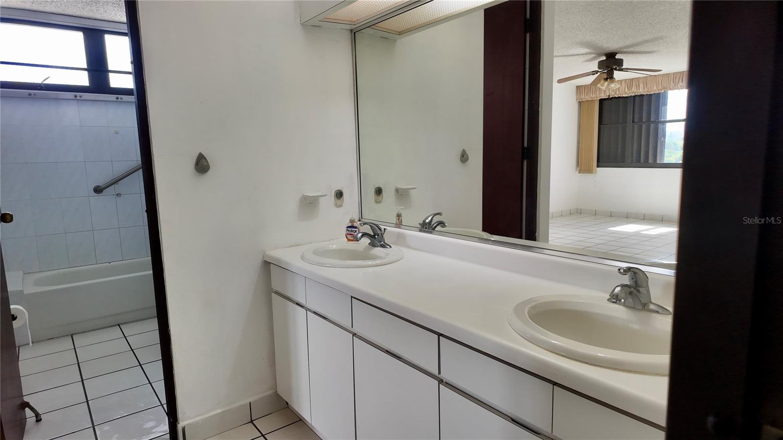 CAPARRA HILLS TOWER - Residential