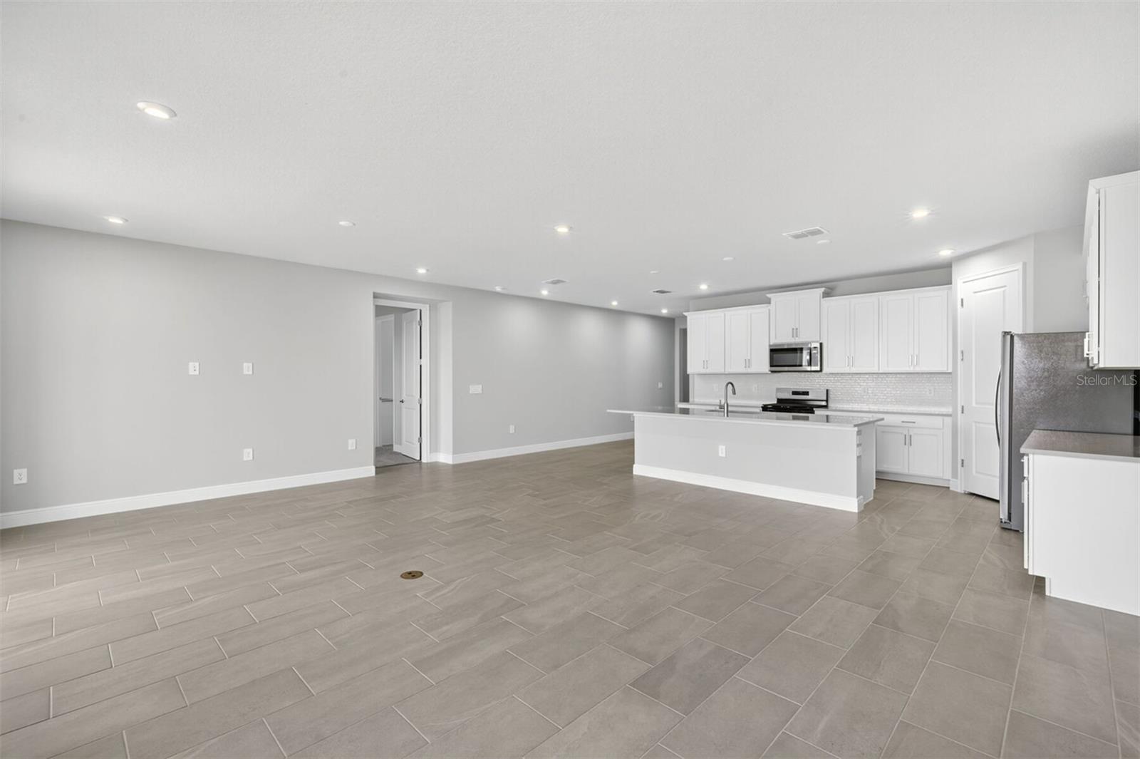 SUNSTONE LAKESIDE AT WELLEN PARK - Residential