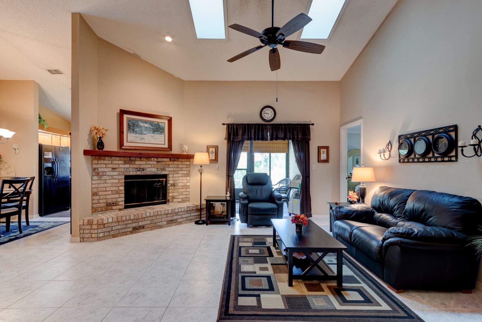 832 PINE SHORES CIRCLE
