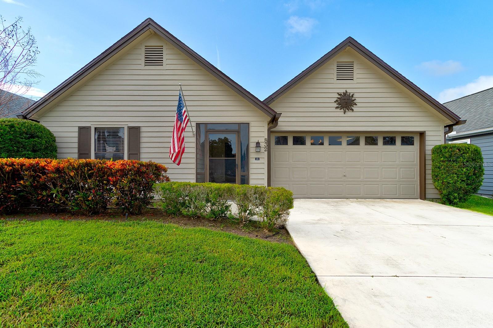 832 PINE SHORES CIRCLE