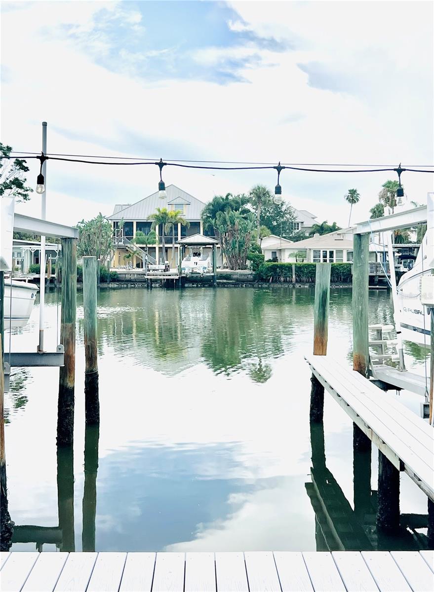 300 VENETIAN DRIVE 2