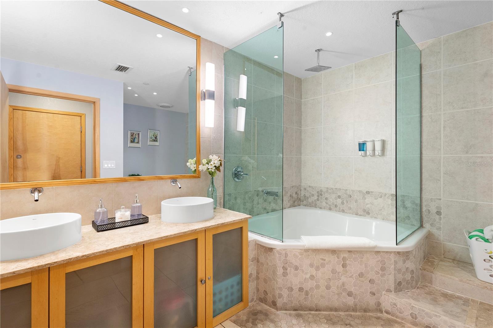 RESIDENCES/EUROPEAN VILLAGE - Residential