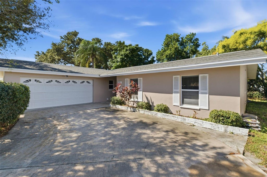 Photo of 998 Dumont Drive, Dunedin, FL 34698 (MLS # TB8557666)