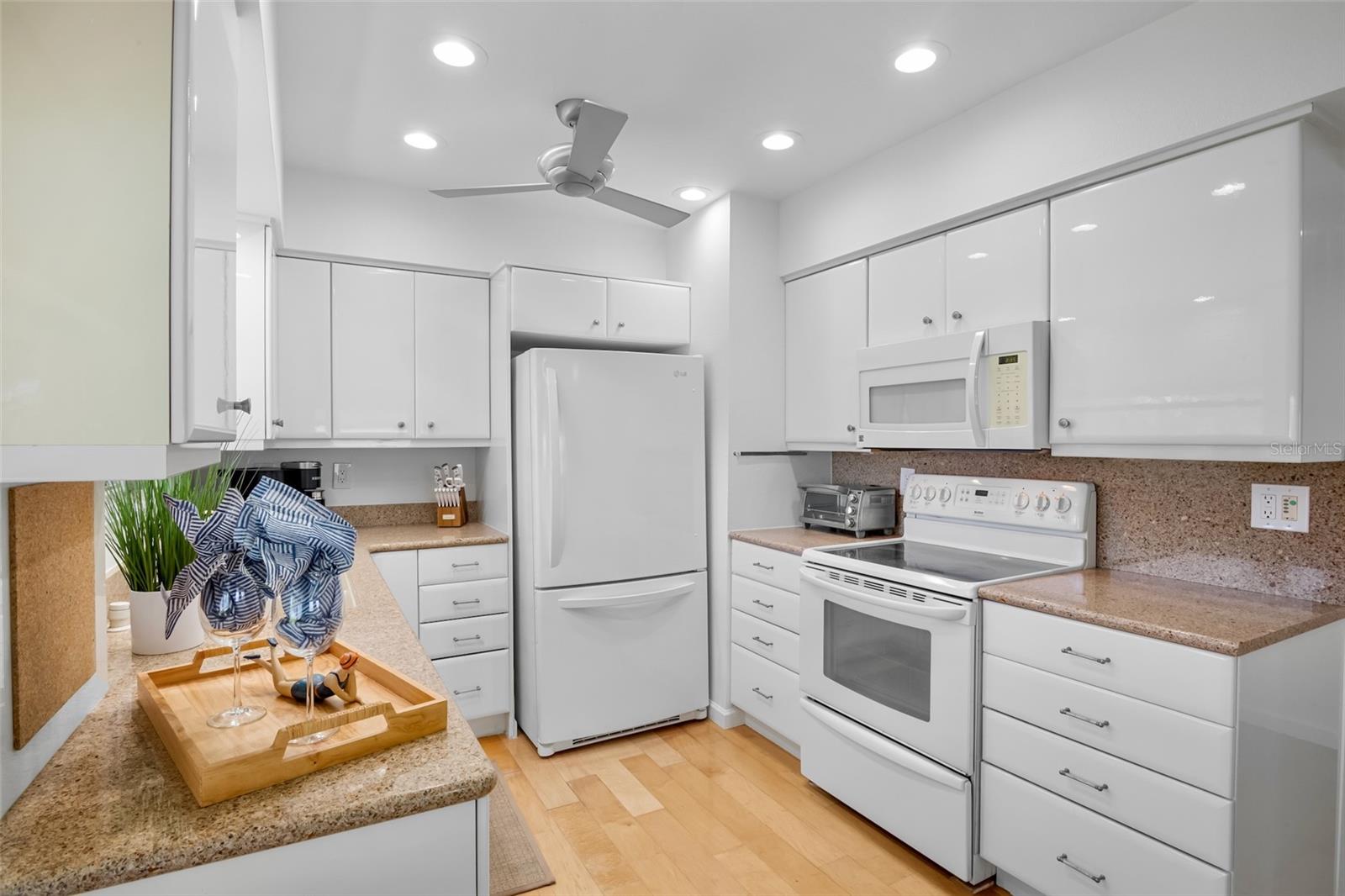 PELICAN HARBOUR & BEACH CLUB - Residential