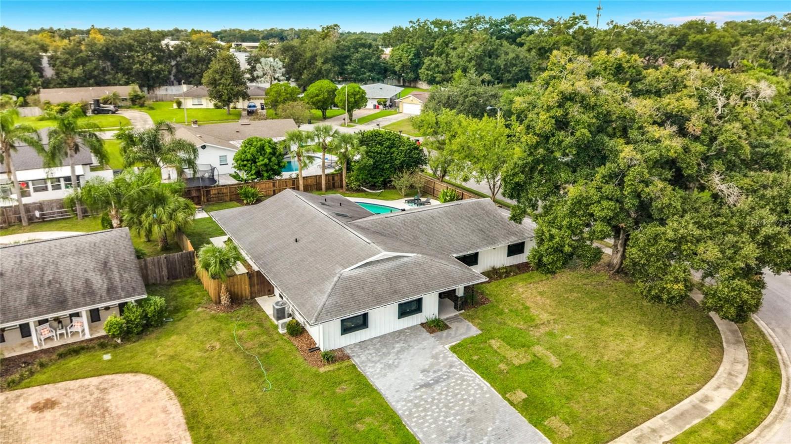 5096 THE OAKS CIRCLE